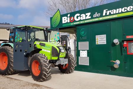 Les premiers essais du tracteur rétrofité bioGNV au GAEC du Pré-vert